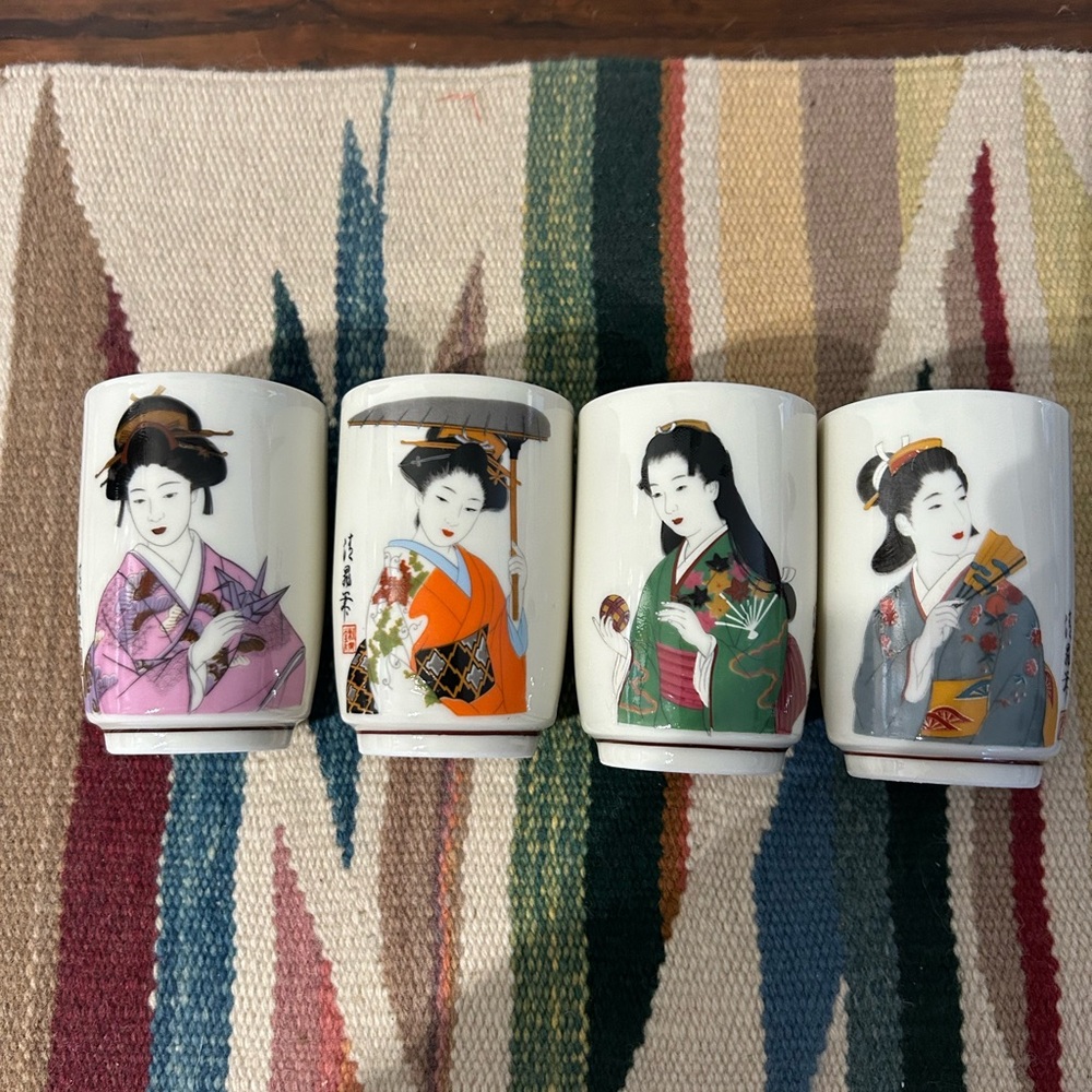 Porcelain Sake Cups with Geisha Design - Multicolor